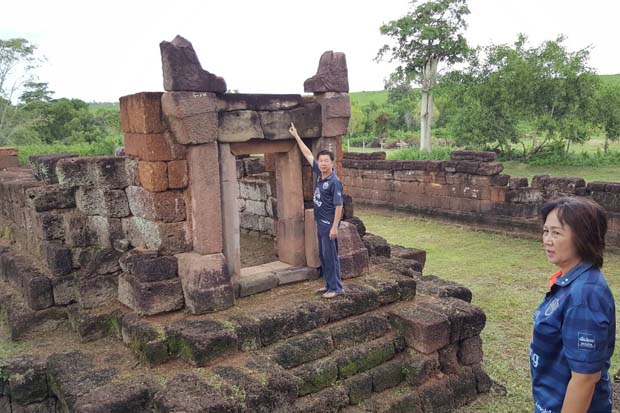 Officials show a place where the lintel should have stood at the Nong Hong sanctuary in Non Dindaeng district, Buri Ram, in early August. (Photo by Pikool Kaewhawong)