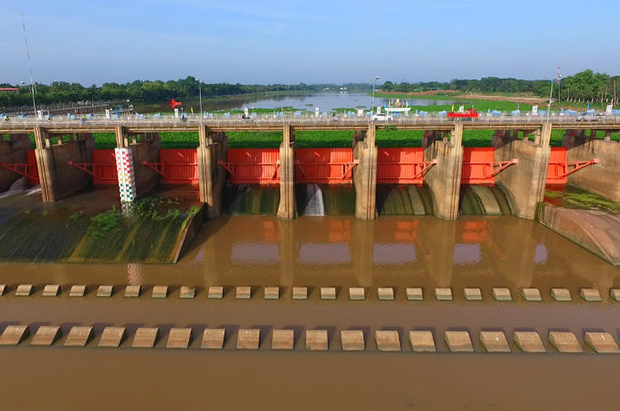 The image of general view of Chao Phraya Dam in Chainat province on Monday. (Photo by Chudet Sihawong)