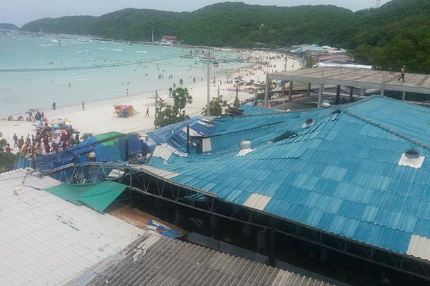 Two people, one Thai and the other Chinese, are slightly injured after roof of a restaurant on a busy beach on Koh Larn, Pattaya, partially collapsed on Wednesday. (Photo by Chaiyot Pupattanapong)