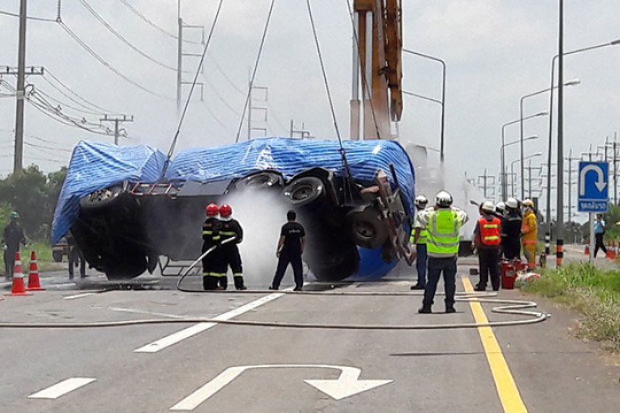 Bangkok Post - Tanker overturns in Korat, leaks LPG