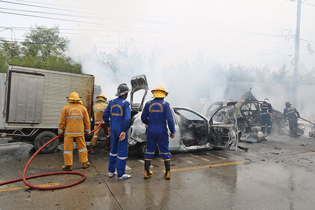 Four vehicles destroyed as gas cylinders explode