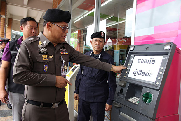 Pol Gen Panya Mamen inspects an ATM at the Kor Kit Petroleum station in Phunphin district of Surat Thani on Saturday. It was one of four machines in the province where a total of 2.6 million baht in cash had been stolen. (Photo by Supapong Chaolan)