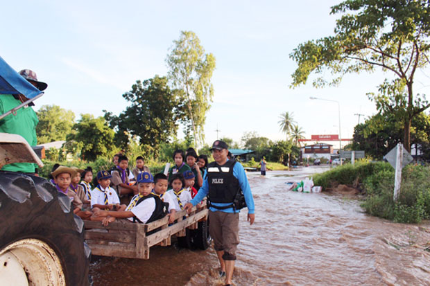 Students get a lift to school in Ban Dai Luek of Dong Charoen district, Phichit, on Thursday. (Photo by Sitthipoj Kebui)