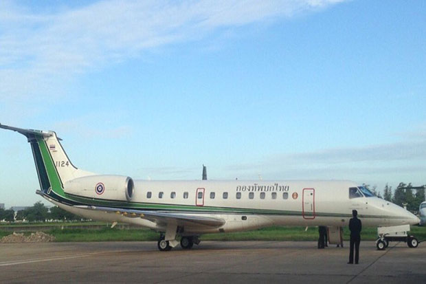 The replacement army Embraer No.1124 used to take Prime Minister Prayut Chan-o-cha and his entourage to Phuket. The originally scheduled plane reported an instrument failure before take off. (Photo from @Wassana Nanuam twitter)