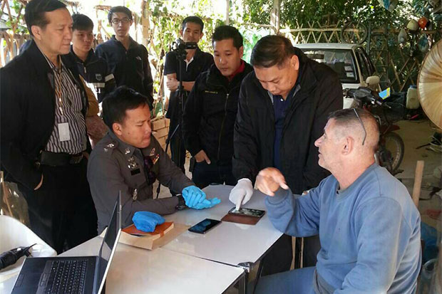 Fabian Frederick Blandford, 64, (right) a British national, is interrogated by DSI officers during a search of his home in Fang district of Chiang Mai on Jan 6. (Photo by Cheewin Sattha)