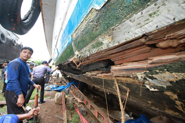 Big hole found in hull of salvaged tour boat