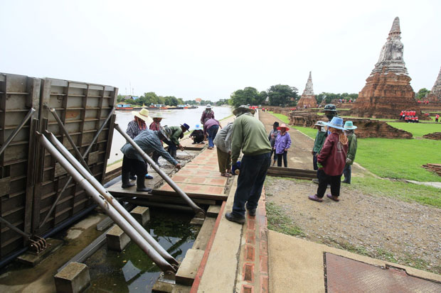 Floods in Ayutthaya as Chao Phraya Dam discharges water