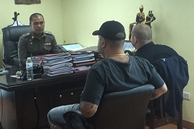 Australians Daniel Anthony Stalley, 34, and John Lee, 43, report to Pattaya police station to give statements about the alleged assault on two Thai brothers on Sept 17.(Photo: Chaiyot Pupattanapong)