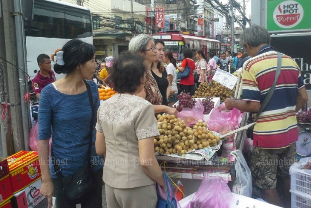 A vendor is doing a good business selling his fruits in Bangkok. (Bangkok Post file photo by Nittaya Nattayai)