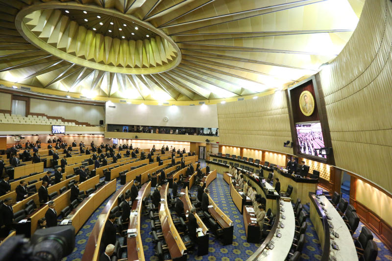 All National Legislative Assembly members hold a moment of silince for nine minutes during a meeting on Thursday night. (Post Today photo)