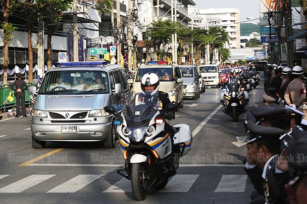 The motorcade transporting the body of His Majesty King Bhumibol leaves Siriraj Hospital for the Grand Palace on Friday afternoon. (Photo by Pattarapong Chatpattarasill)