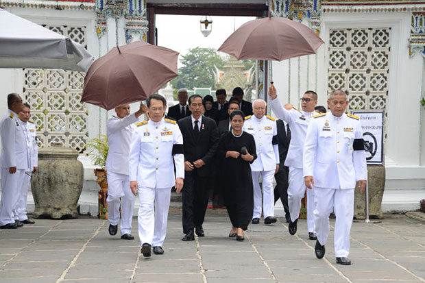 Indonesian President Joko Widodo and his wife Iriana arrive at the Grand Palace to pay respects to the late King Bhumibol on Tuesday. (Royal Household Bureau photo)