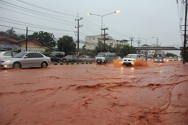 Commuters drive along a flooded road in Surat Thani's Muang district on Monday morning, after heavy rain.(Photo by Supapong Chaolan)