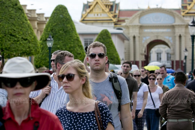 Foreign tourists visit the Grand Palace in Bangkok. Total revenue from tourism was up 12% year-on-year in the July-September quarter. (Photo by Krit Promsaka na Sakolnakorn)