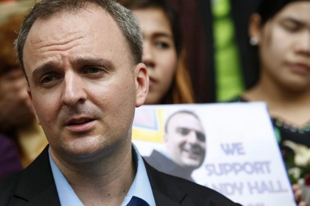 British activist Andy Hall left Thailand on a midnight flight, but criticised the 'irrational, vindictive' atmosphere for human rights defenders. (EPA photo)