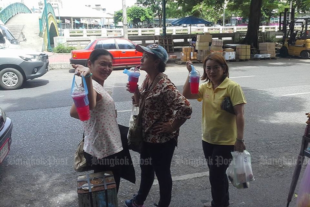 Daeng soda is a popular cold beverage offered by street vendors. (Photo by Nittaya Nattayai)