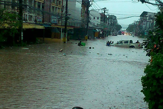 Highway 4169, the main road around Koh Samui, was under 60 centimetres of water on Saturday after days of heavy rain. (Photo by Supapong Chaolan)