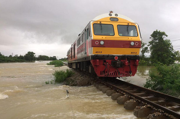 A locomotive gets stuck on the southern track between Phatthalung's Khuan Khanun district and Nakhon Si Thammarat's Cha-Uat district on Monday. (State Railway of Thailand photo)