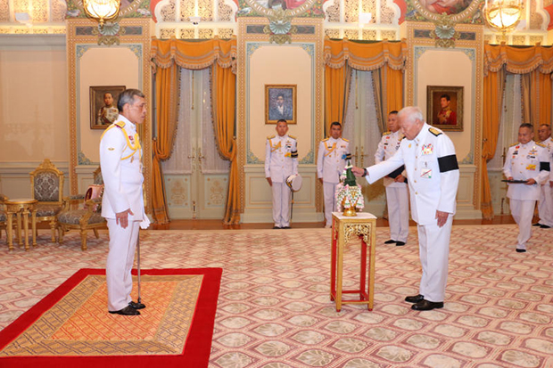 His Majesty King Maha Vajiralongkorn Bodindradebayavarangkun grants Privy Council president Gen Prem Tinsulanonda an audience to make an oath of allegiance on Sunday. (Photo courtesy of Royal Household Bureau)