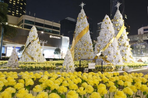 Designers have created a 'white Christmas' scene for the holidays in front of CentralWorld. The theme commemorates King Bhumibol, with the white representing mourning and yellow the day of his birth. (Photo by Pattarapong Chatpattarasill)