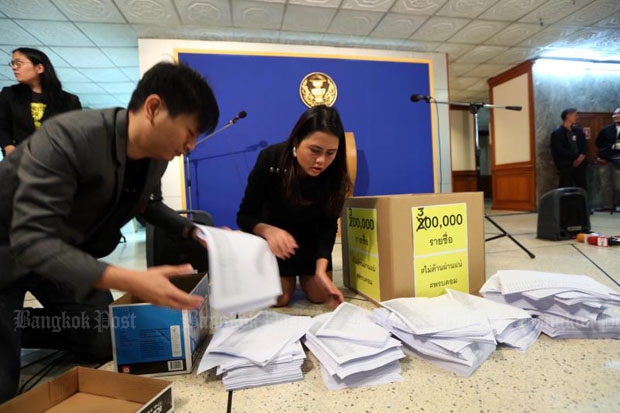 Representatives of opponents to the computer crime amendment bill arrange name lists of  supporters of their petition at the parliament on Thursday. (Photo by Pattarachai Preechapanich)