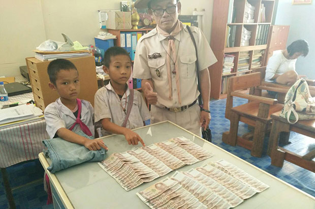 Schoolboys find B100,000 cash in donated jeans