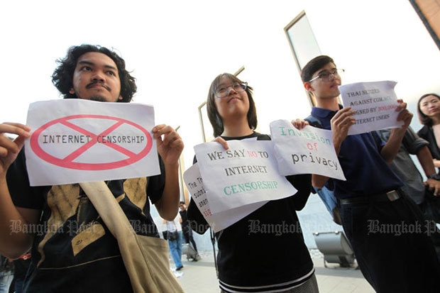 Students protest computer law