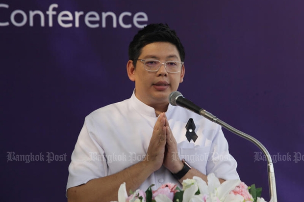 Ong-art Thamnitha holds a press conference at Wat Phra Dhammakaya on Dec 11. (Bangkok Post file photo)