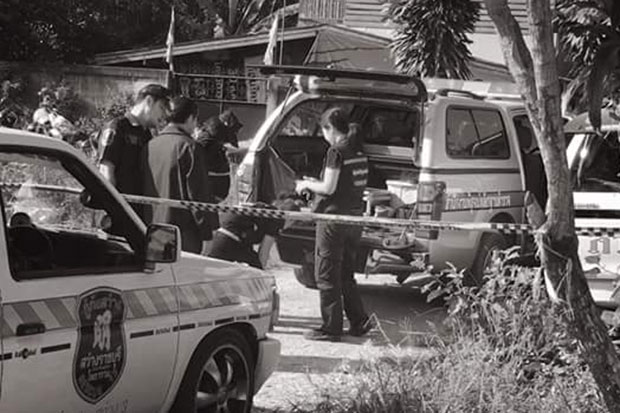 Police cordon off the area around the house of an assistant village head who shot dead his wife and later took his own life in Bang Phae district of Ratchaburi on Saturday. (Photo from the Facebook page of rescue volunteer Nat Natthapong via Nang Kaew 10)