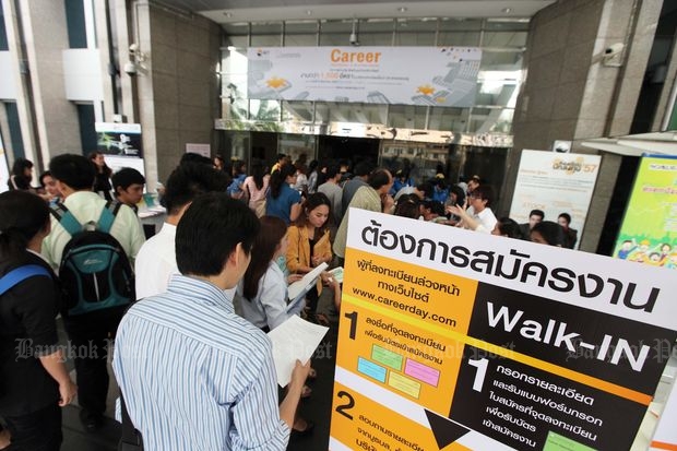Job seekers apply for 1,500 positions at securities companies at the Career Opportunities in Securities Industry held at the Stock Exchange of Thailand on July 21, 2016. (Bangkok Post file photo) Job seekers apply for 1,500 positions at securities companies at the Career Opportunities in Securities Industry held at the Stock Exchange of Thailand on July 21, 2016. (Bangkok Post file photo)