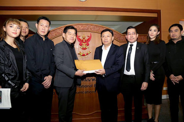 Takorn Tantasith, secretary-general of the National Broadcasting and Telecommunications Commission, fourth right, receives a film copyright complaint from representatives of the National Federation of Motion Pictures and Contents Associations on Tuesday. (NBTC photo)