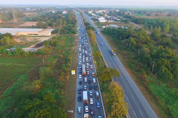 A bird's-eye view of northbound traffic on the Asian Highway in Chai Nat province on Friday morning. (Photo by Chudate Seehawong)