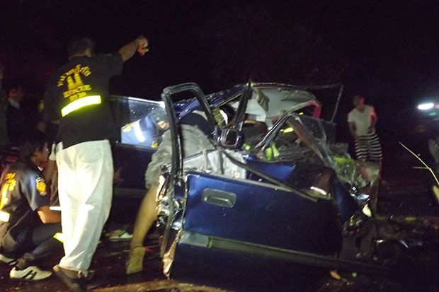 Two people are killed and three others injured in a pickup truck-car crash in Trat on Saturday morning. (Photo by Jakkrit Waewkraihong)