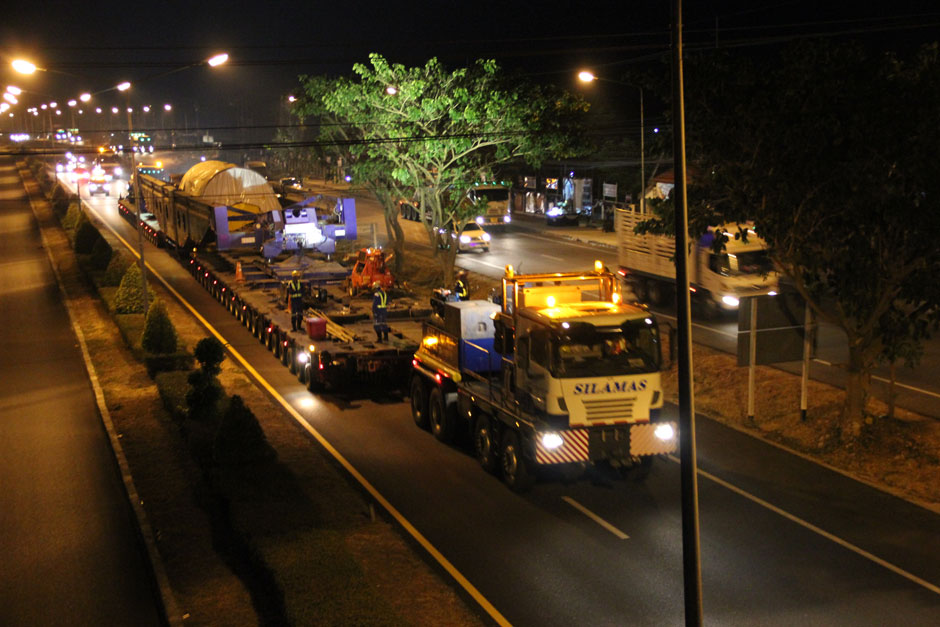 A 704-wheel truck trailer train carrying a new generator to Mae Moh power plant is ordered to pull over and park at a weighing station in Ko Kha district of Lampang after authorities found the two tractors pulling it did not match the details given to them. — Aswin Wongnorkaew