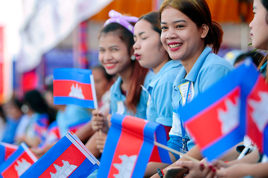 Cambodian garment workers welcome Prime Minister Hun Sen at Phnom Penh Special Economic Zone in the outskirts of Phnom Penh. — AP