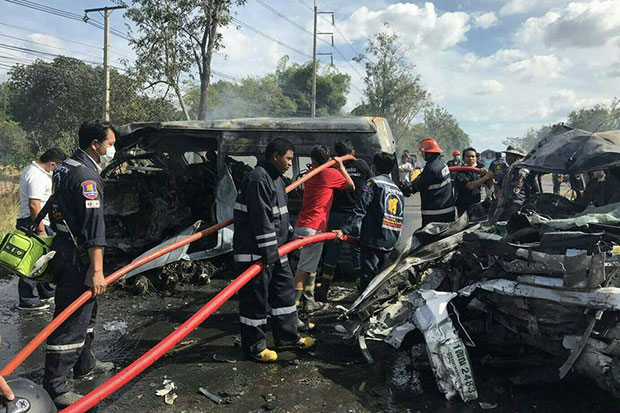 Bangkok Post - 25 killed as van crashes into pickup truck