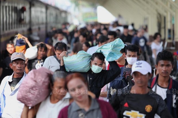 Passengers disembark from a train at Bangok's Hua Lamphong station Tuesday as the four-day holiday weekend draws to a close. (Photo by Wichan Charoenkiatpakul)