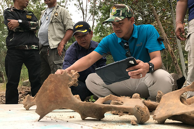 Phaya Sua task force chief Chaiwat Limlikit-aksorn (black cap) and other officials inspect elephant bones excavated at Moo Baan Chang in Hua Hin on Wednesday. (Photos by Chaiwat Satyaem)