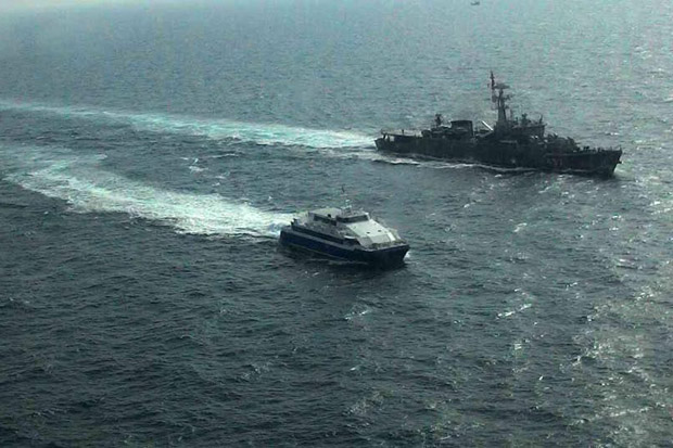 The Royal Passenger Liner ferry leaves Pattaya for Hua Hin on Thursday on its delayed inaugural service, escorted by the frigate HTMS Kraburi. (Photo by Chaiyot Pupattanapong)