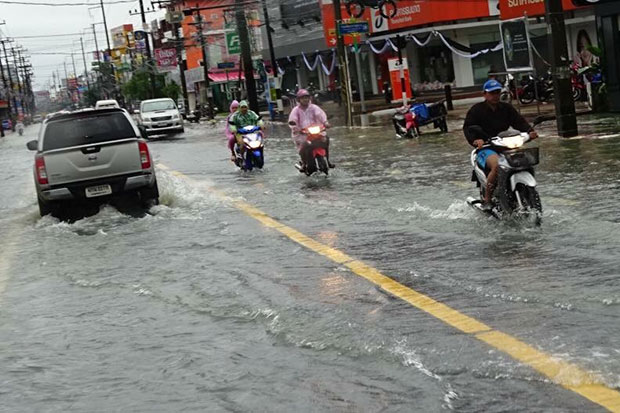 A road in Nakhon Si Thammarat's Muang district is still flooded on Sunday. (Photo by Nujaree Rakrun)