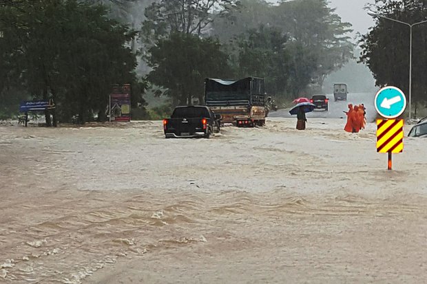 Phetkasem Road in Prachuap Khiri Khan is flooded on Monday after a downpour and runoff hit the province. (Photo by Chaiwat Satyaem)