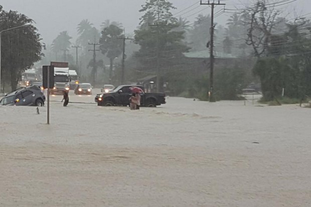 Phetkasem Road in Prachuap Khiri Khan is submerged with some vehicles stranded in rising floodwater on Monday. (Photo Chaiwat Satyaem)