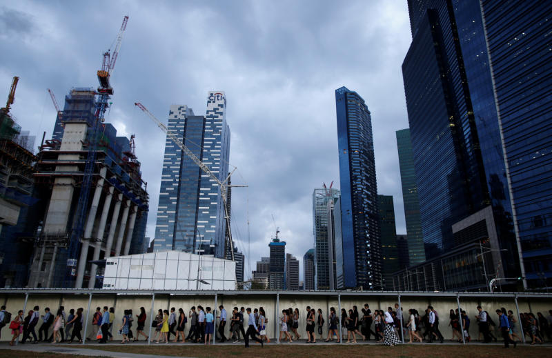 Office workers walk to the train station during evening rush hour in the financial district of Singapore. The Singapore stock market rosed to their highest in more than 14 months on Friday. (Reuters photo)