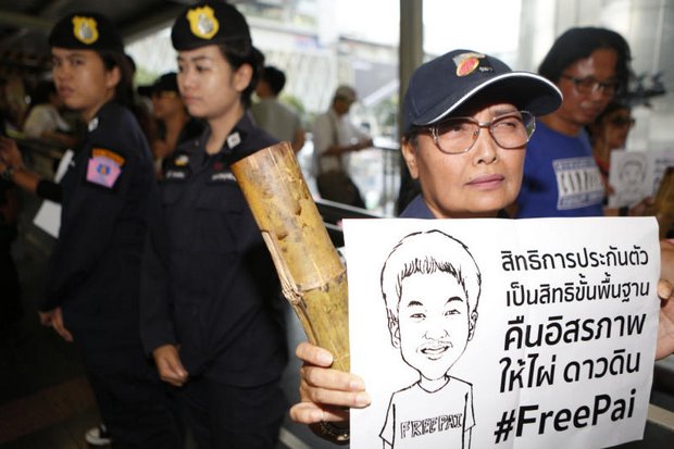 A protester at the Skywalk, Ratchaprasong, calls for bail for lese majeste suspect Jatupat Boonpattararaksa, aka Pai Dao Din. (Photo by Pattarapong Chatpattarasill)