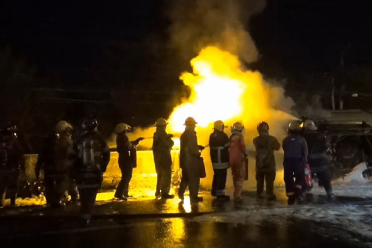 Bangkok Post - Crashed fuel tanker goes up in flames as driver flees