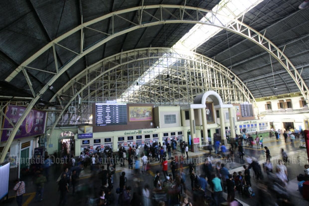 People queue for tickets at the Hua Lamphong railway terminus in Bangkok during the New Year festival. The State Railway of Thailand will launch its online e-TSRT reservation service on Wednesday. (File photo by Pattanapong Hirunard)