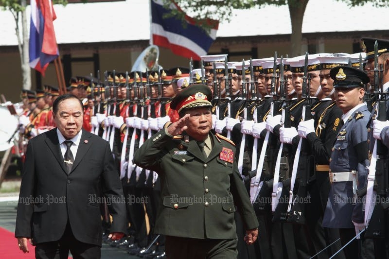 Visiting Lao Defence Minister Lt Gen Chansamone Chayalath, accompanied by counterpart Gen Prawit Wongsuwon, inspects a guard of honour before Thai-Lao General Border Committee meeting talks Jan 25-27. (Photo by Apichart Jinakul)