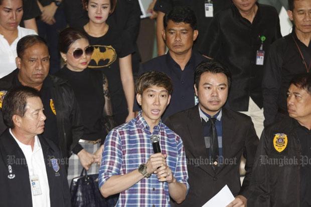 Celebrity race driver Akarakit Worarojchroendet talks to reporters after meeting the police at the Narcotics Suppression Bureau on Friday night. (Photo by Pattarapong Chatpattarasill)