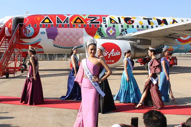 Chalita "Namtan" Suansane, Miss Universe Thailand 2016, poses with other Asean beauty queens in front a Thai AirAsia aircraft with a Thai silk cloth pattern and the words "Amazing Thailand" printed on it.  A ceremony to inaugurate the aircraft was held at Khon Kaen airport. (Photos by Jakrapan Nathanri)