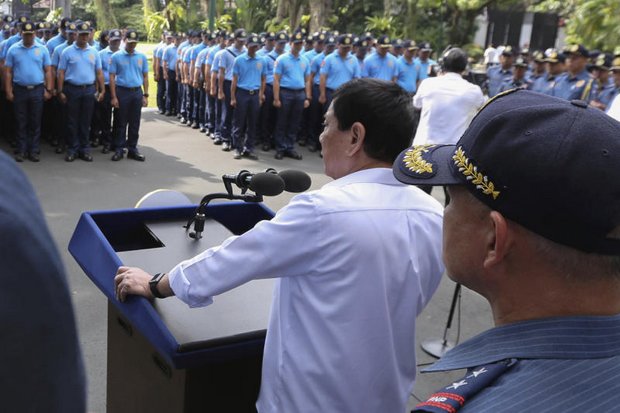 Philippine President Rodrigo Duterte speaks to erring policemen during an audience at the Presidential Palace grounds in Manila. Duterte has given the green light for 2014 plans to station US troops in the country temporarily. (AP photo)